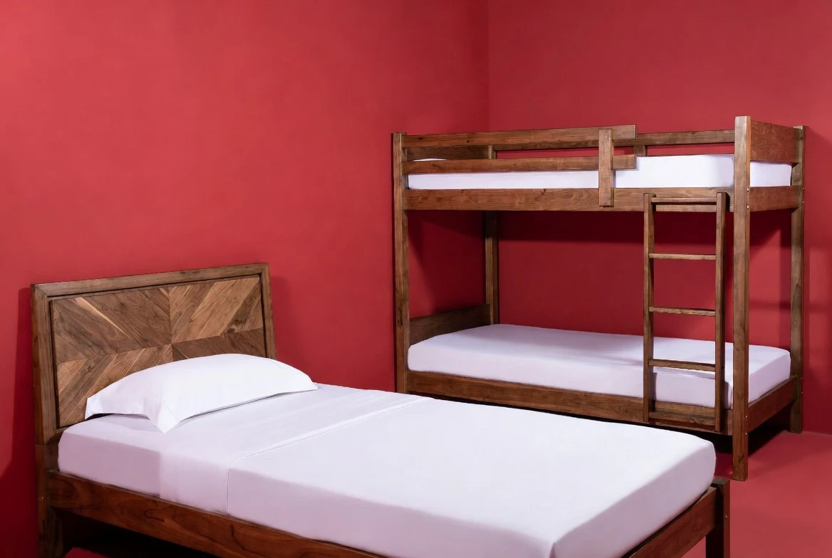 Кровати и спальные гарнитуры из натурального дерева